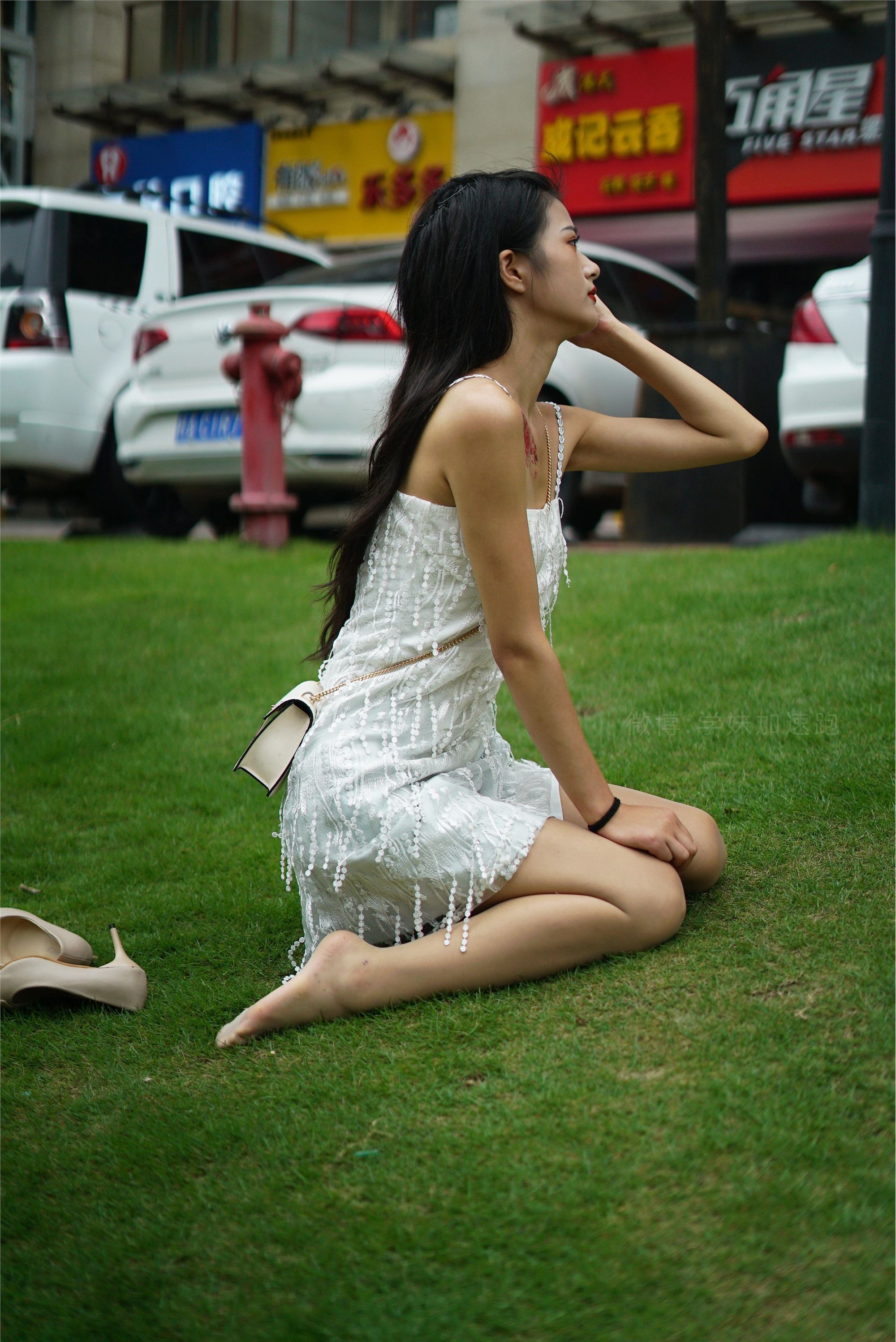 学妹加速跑 XM079《草地上的绿茶jio-鹿酱》